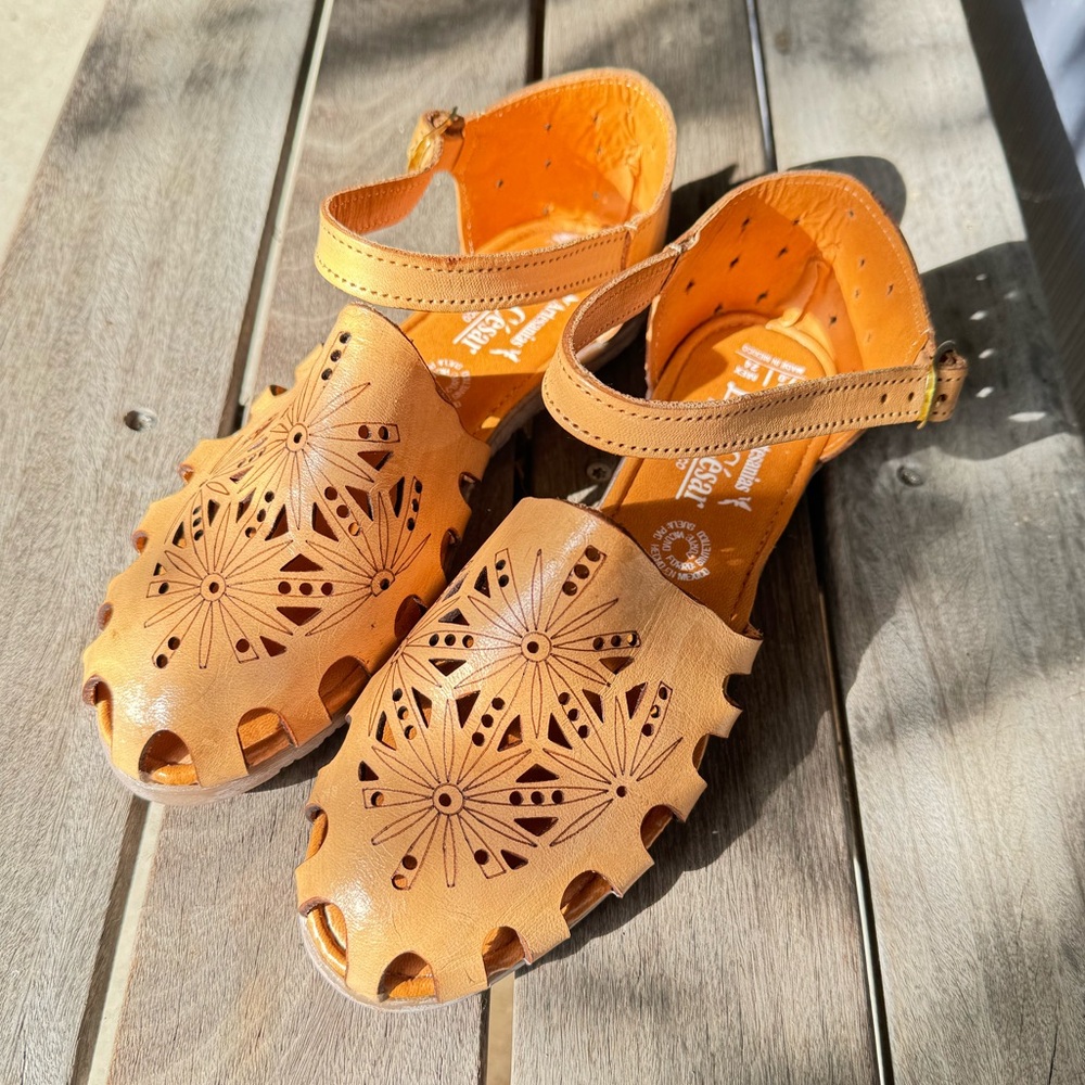 Artesanias Julio Cesar Sandals Artisans  Beautiful Like New Leather Shoes Size 7
